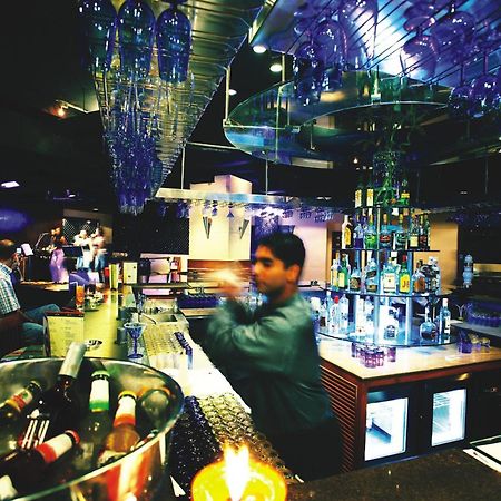 孟买拉利特酒店 餐厅 照片 The bar at the nightclub