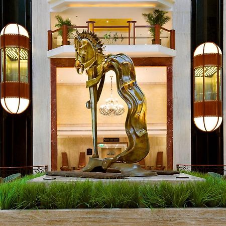 孟买拉利特酒店 外观 照片 The sculpture in the lobby of the Taj Bengal