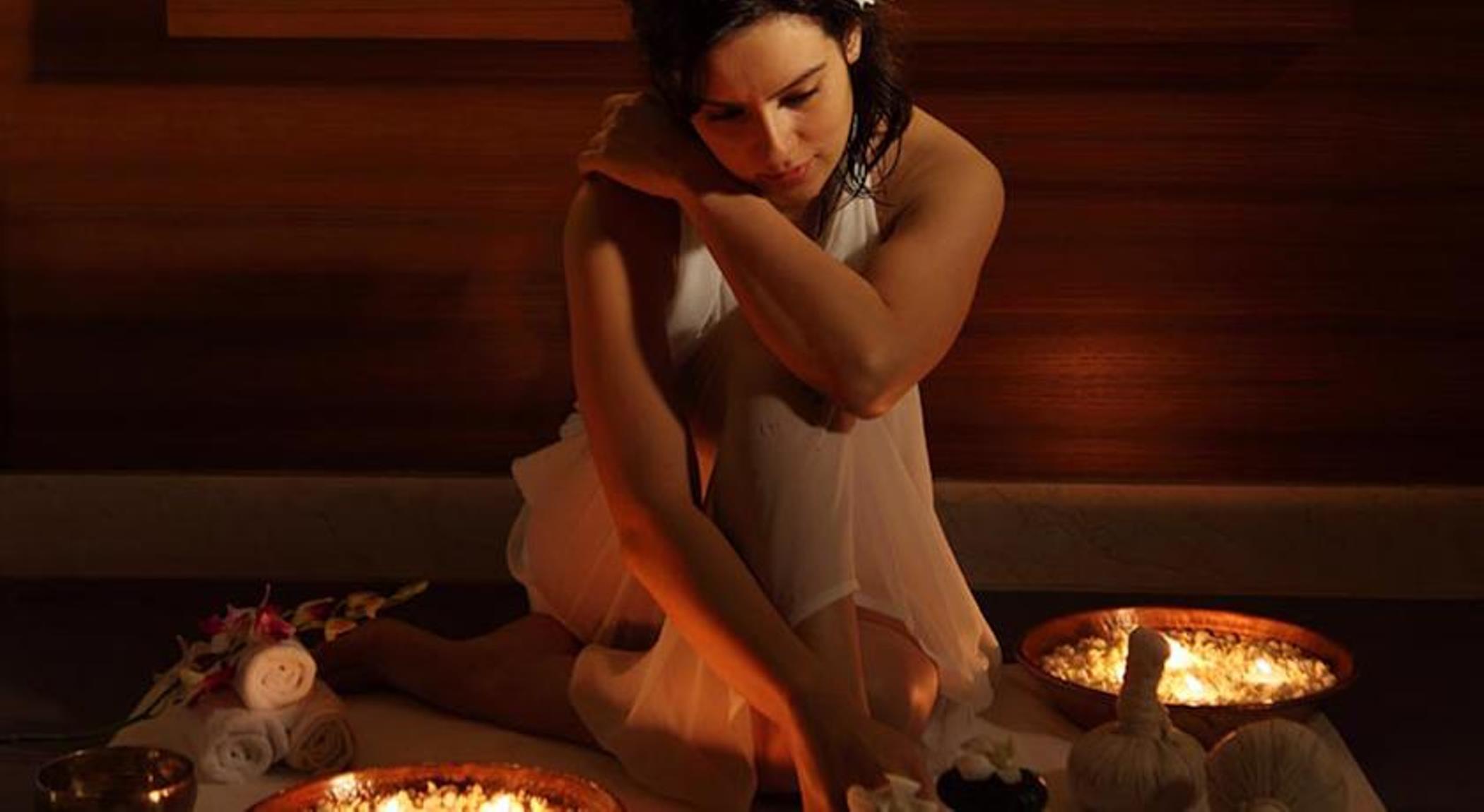 孟买拉利特酒店 外观 照片 A woman in a spa