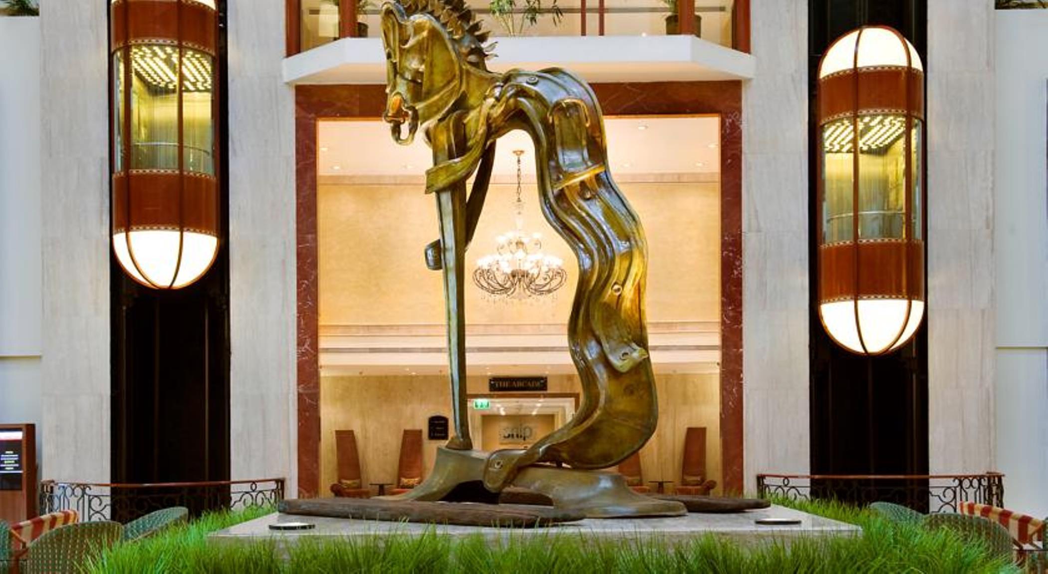 孟买拉利特酒店 外观 照片 The sculpture of the horse