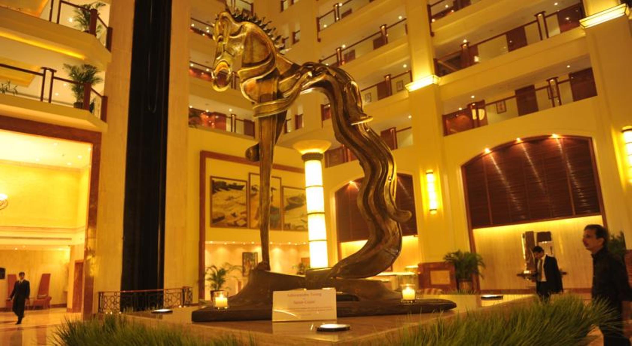 孟买拉利特酒店 外观 照片 The lobby of the Grand Hotel