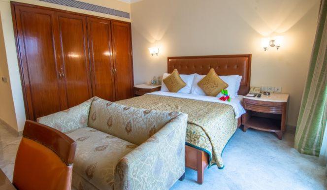孟买拉利特酒店 外观 照片 A bedroom at the hotel