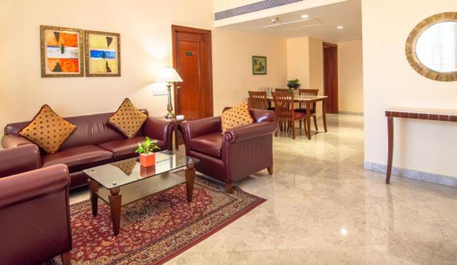 孟买拉利特酒店 外观 照片 A living room in a suite at the Taj Bengal