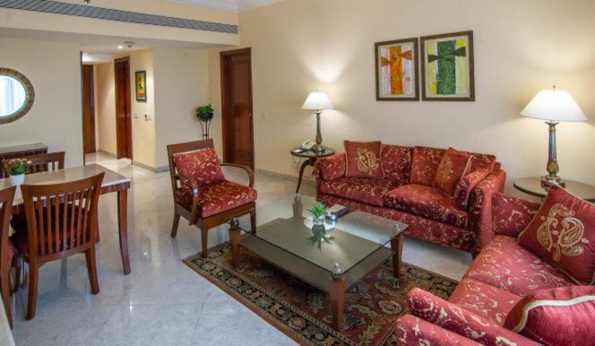 孟买拉利特酒店 外观 照片 A living room in a suite at the Taj Bengal