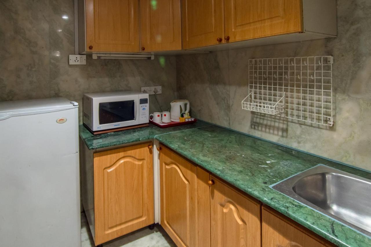 孟买拉利特酒店 外观 照片 A typical kitchen in a guest room at the hotel