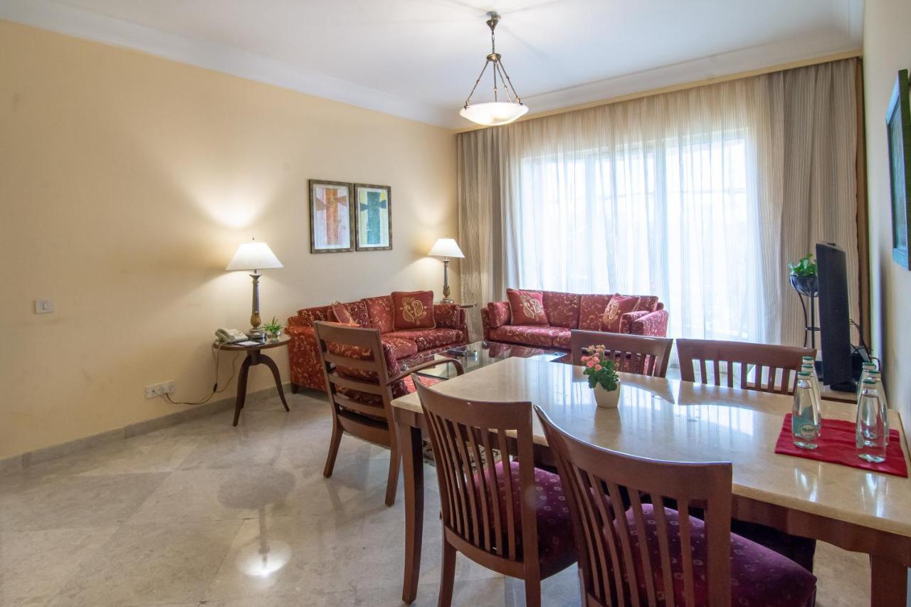孟买拉利特酒店 外观 照片 A living room in a typical apartment