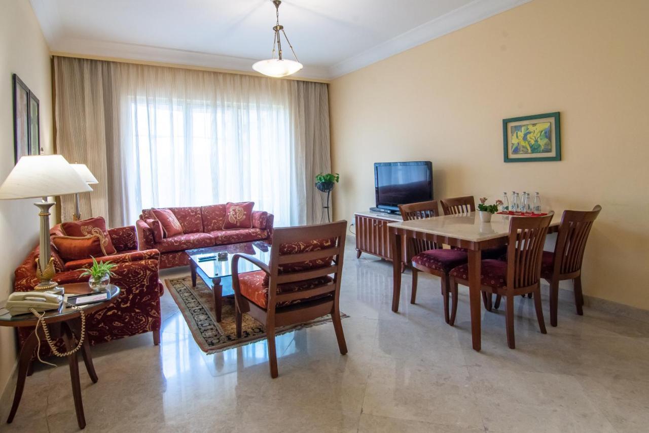孟买拉利特酒店 外观 照片 A living room in a typical apartment
