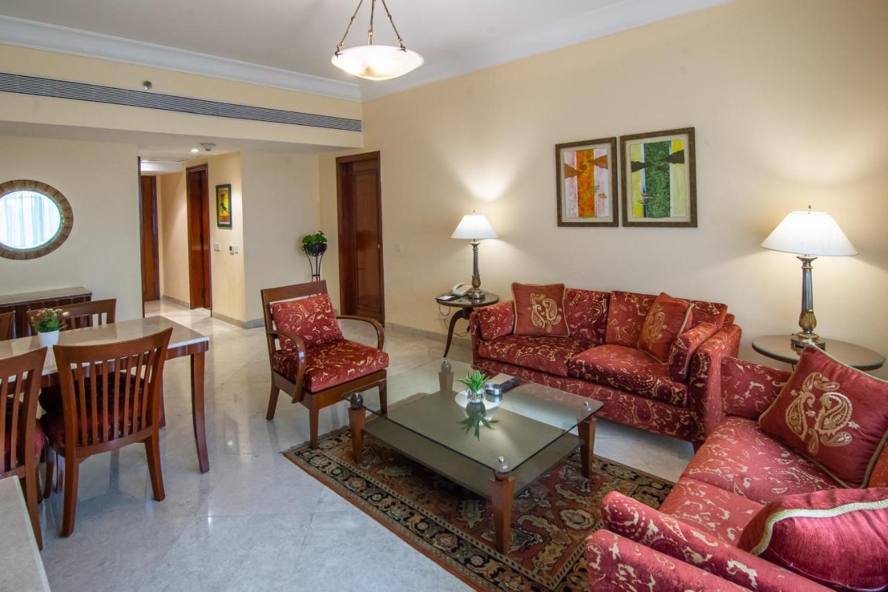 孟买拉利特酒店 外观 照片 A living room in a suite at the Taj Bengal