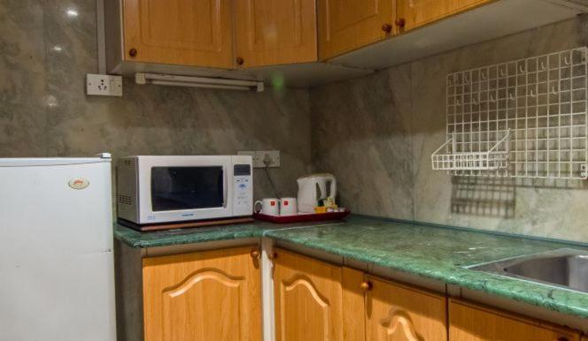 孟买拉利特酒店 外观 照片 A typical kitchen in a one-bedroom apartment