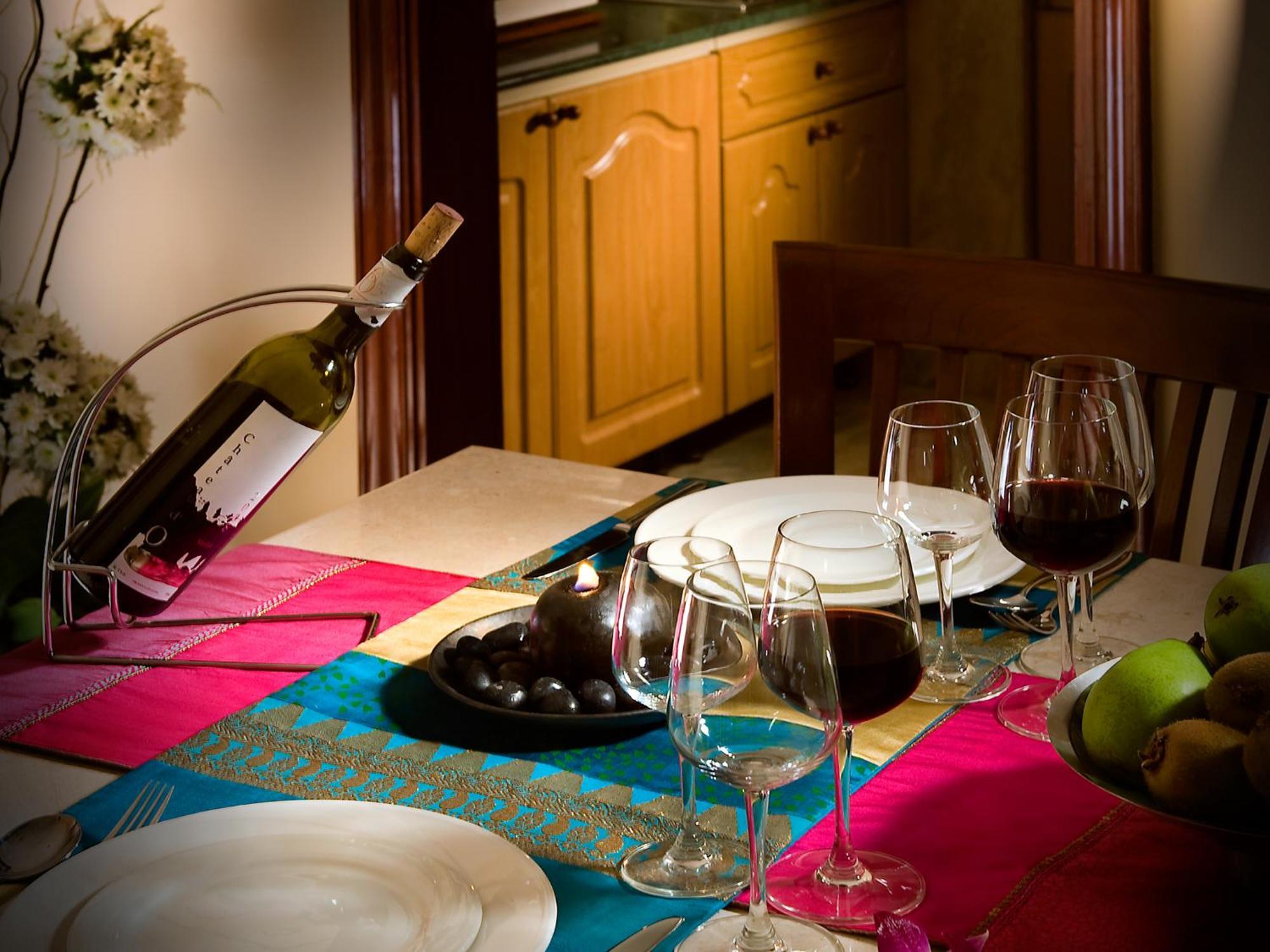 孟买拉利特酒店 外观 照片 A wine bottle and glasses