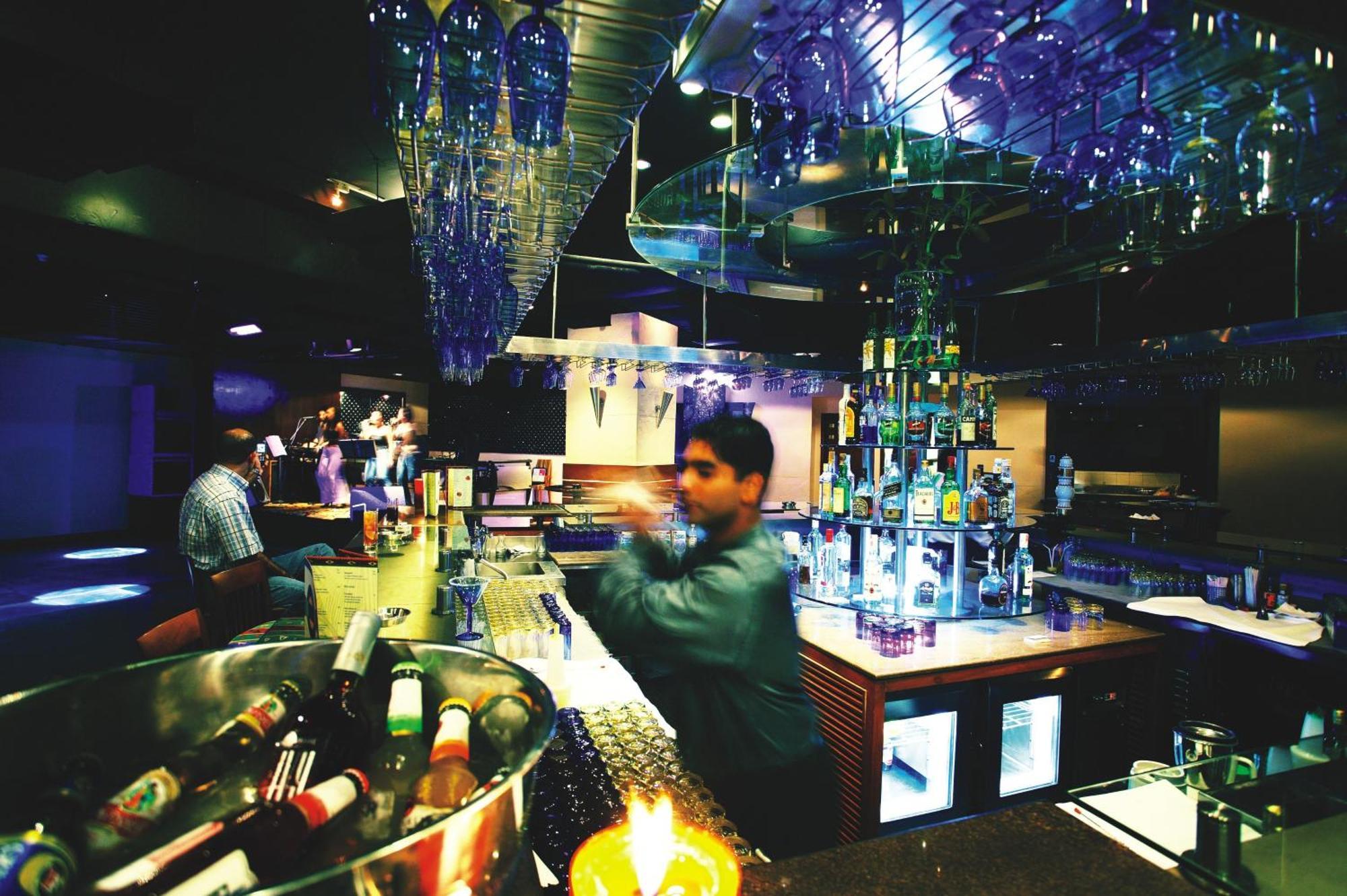 孟买拉利特酒店 餐厅 照片 The bar at the nightclub