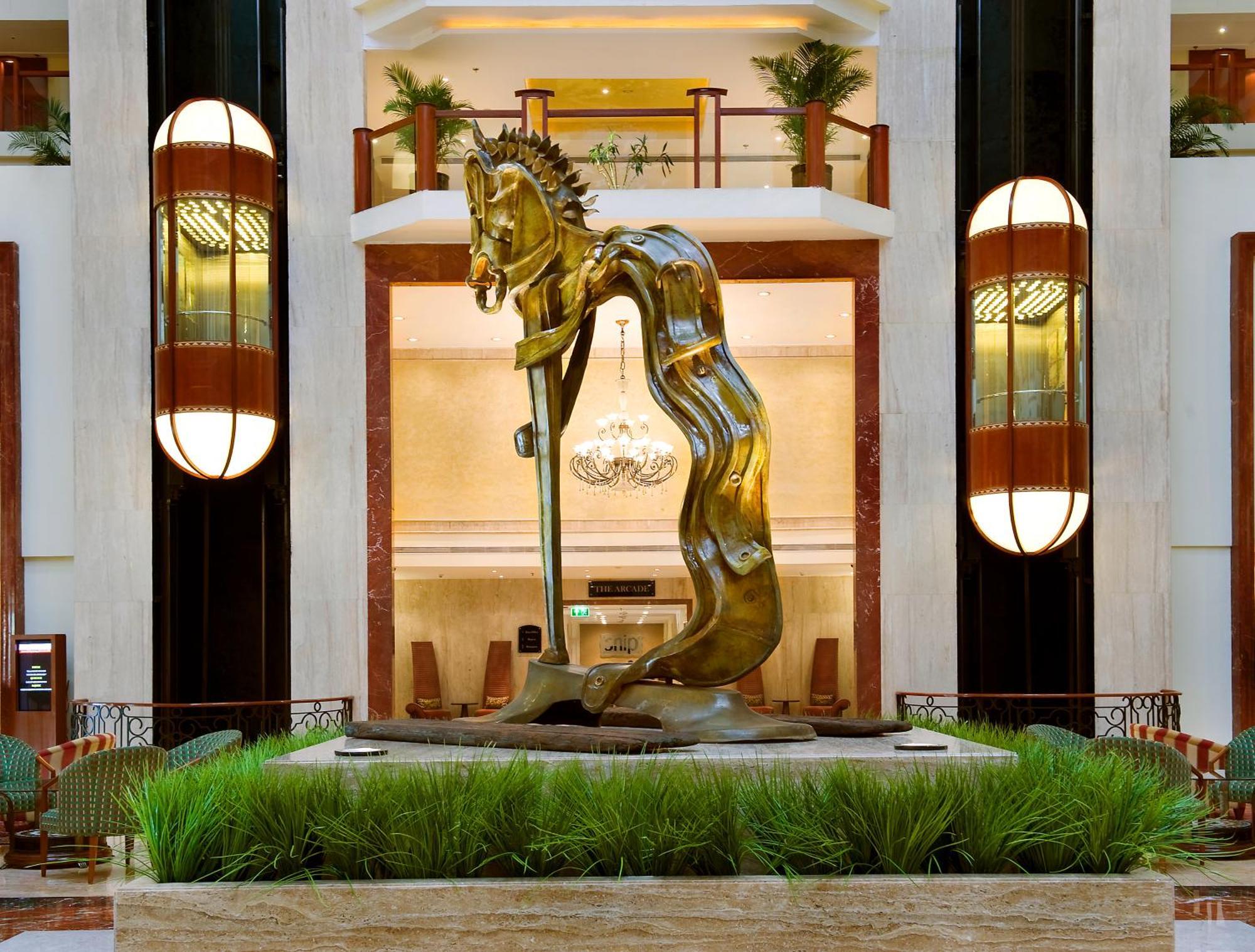 孟买拉利特酒店 外观 照片 The sculpture in the lobby of the Taj Bengal
