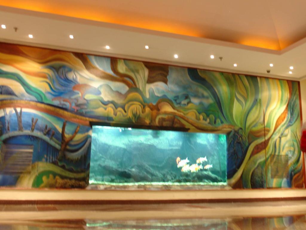 孟买拉利特酒店 外观 照片 The aquarium at the lobby
