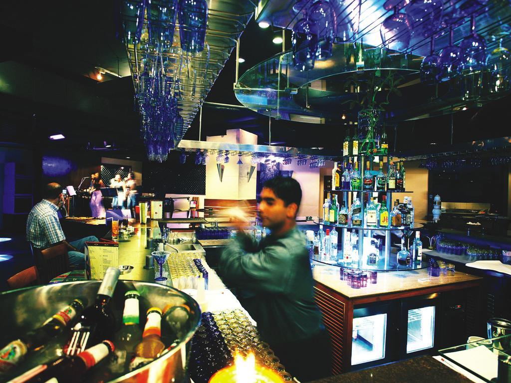 孟买拉利特酒店 外观 照片 The bar at the nightclub