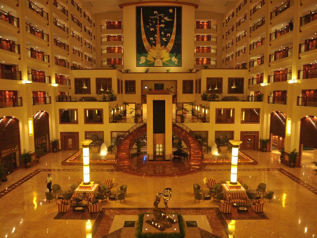 孟买拉利特酒店 外观 照片 The lobby of the Grand Hotel