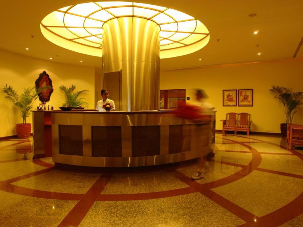 孟买拉利特酒店 外观 照片 The lobby of the hotel