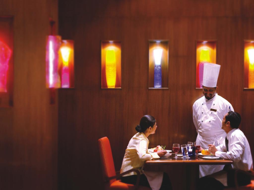 孟买拉利特酒店 餐厅 照片 A restaurant in a hotel