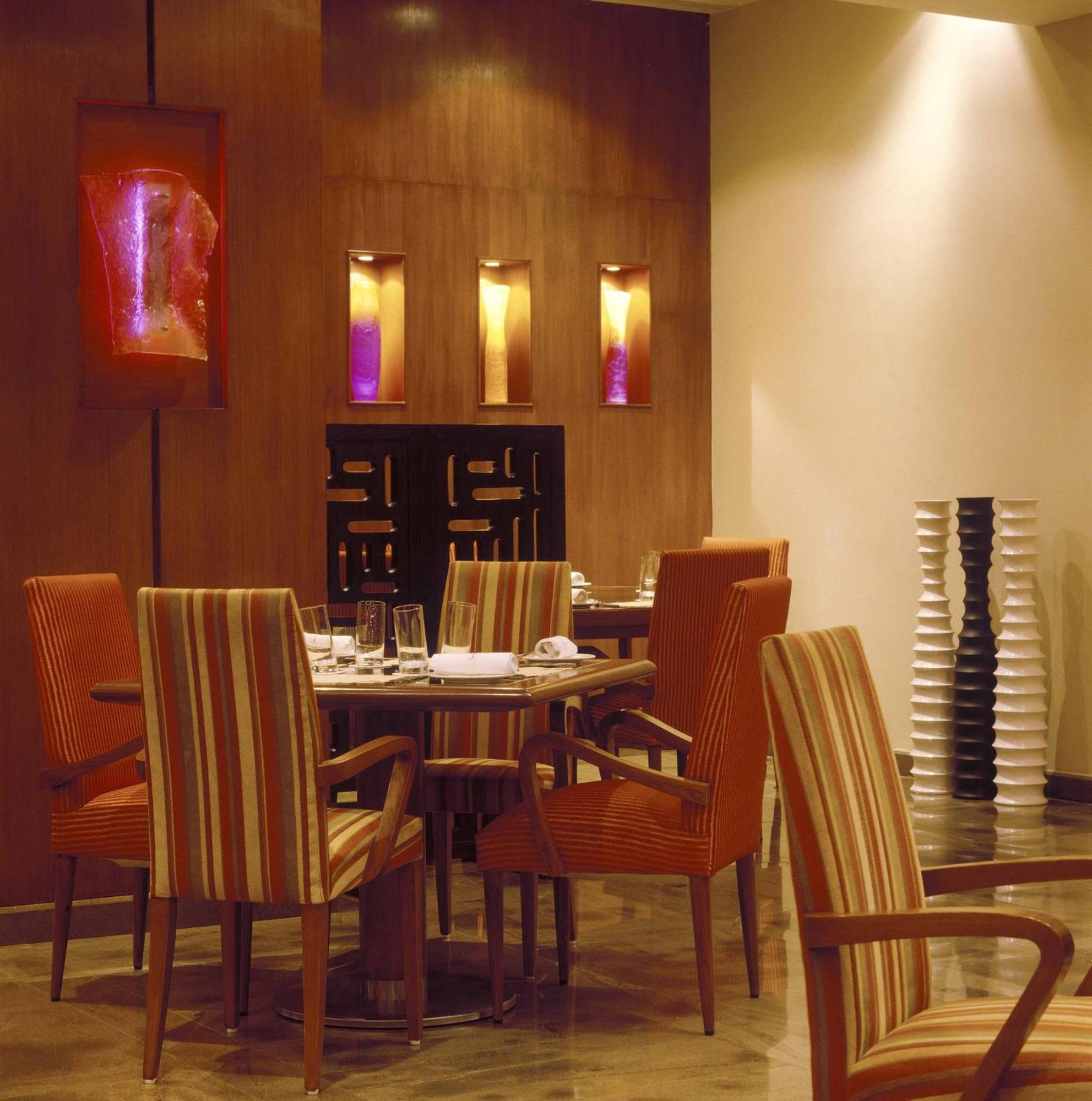 孟买拉利特酒店 外观 照片 A restaurant in a hotel